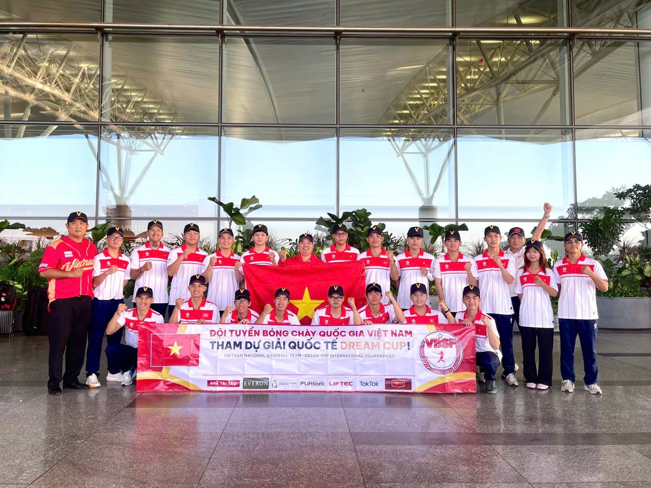 Đội tuyển bóng chày quốc gia Việt Nam tại sân bay trước khi lên đường dự Dream Cup