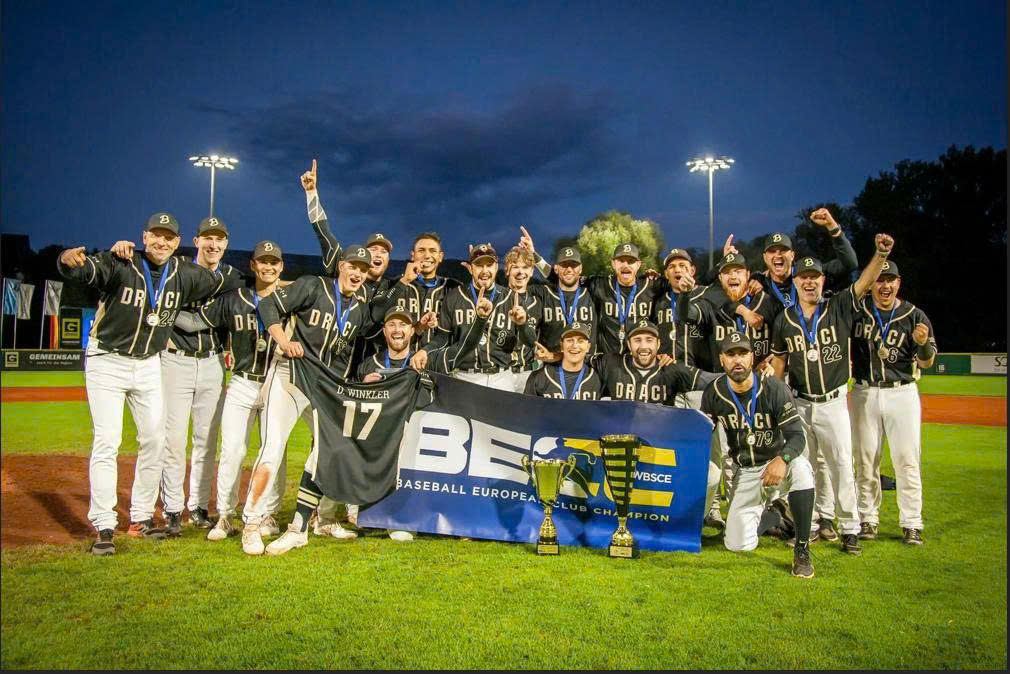 Đội bóng chày Draci ăn mừng tại giải Baseball European Club Champion
