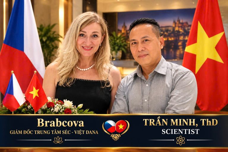 Bà Brabcová, Giám đốc Trung tâm Séc – Việt Dana, và ThD Trần Minh