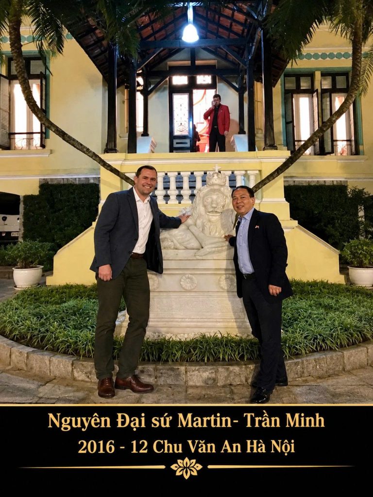 Nguyên Đại sứ Martin và ông Trần Minh, 2016, phố Chu Văn An, Hà Nội