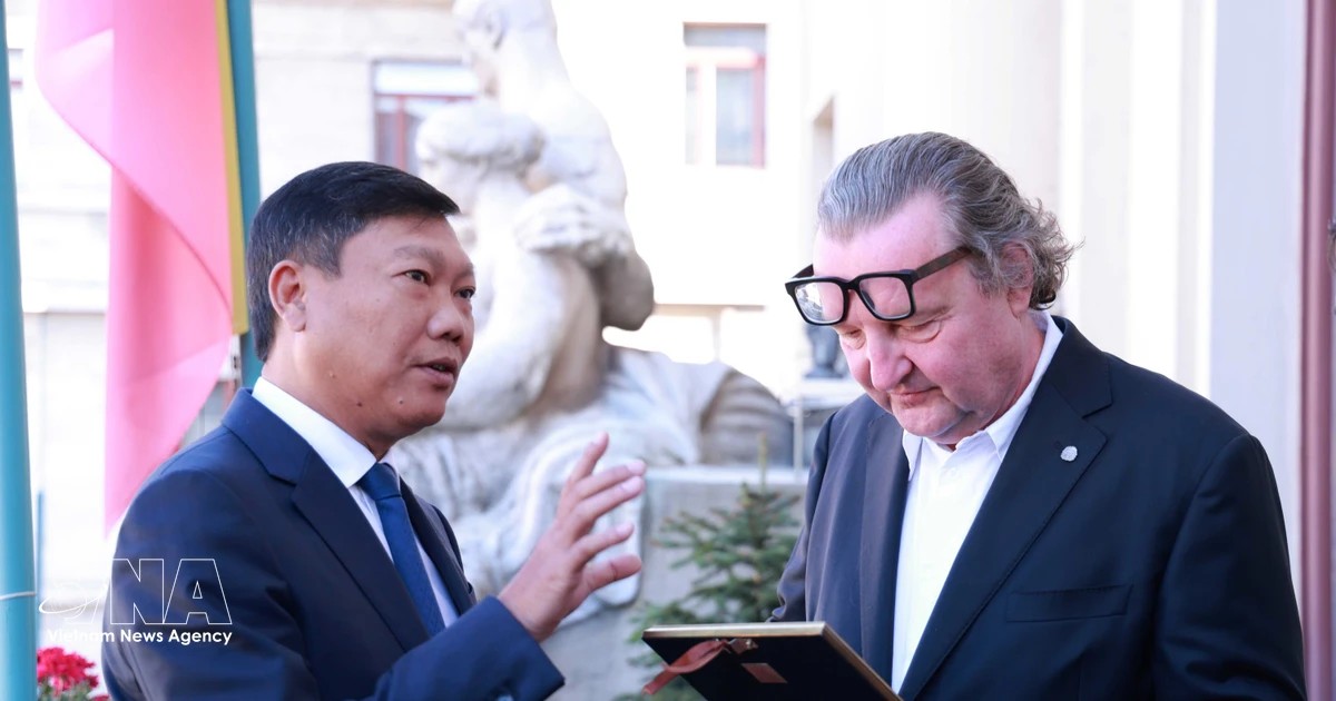 Vice Chairman of the Hanoi People’s Committee Do Anh Tuan (left) presents a souvenir to Prague Deputy Mayor Petr Hlaváček