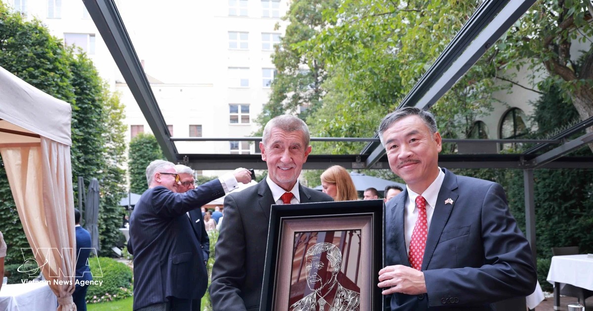 Ambassador Duong Hoai Nam presents Czech Prime Minister Andrej Babiš with an illustrated portrait at the Viet Nam National Day ceremony in Prague